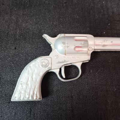 SMOKEY AND DAISY TOY METAL GUNS