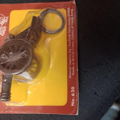 UNOPENED CAP FIRING CANON, METAL CLICKERS, PLASTIC RINGS W/REMOVABLE GORILLAS