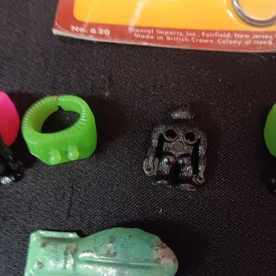 UNOPENED CAP FIRING CANON, METAL CLICKERS, PLASTIC RINGS W/REMOVABLE GORILLAS
