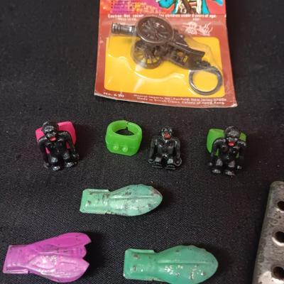 UNOPENED CAP FIRING CANON, METAL CLICKERS, PLASTIC RINGS W/REMOVABLE GORILLAS