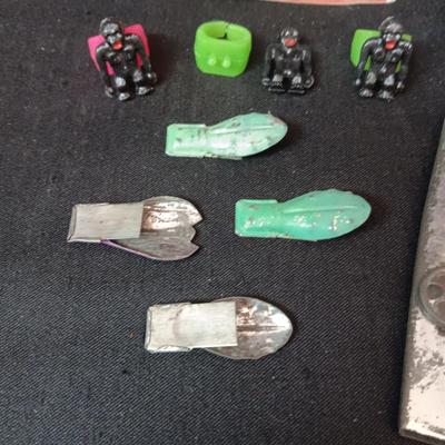 UNOPENED CAP FIRING CANON, METAL CLICKERS, PLASTIC RINGS W/REMOVABLE GORILLAS