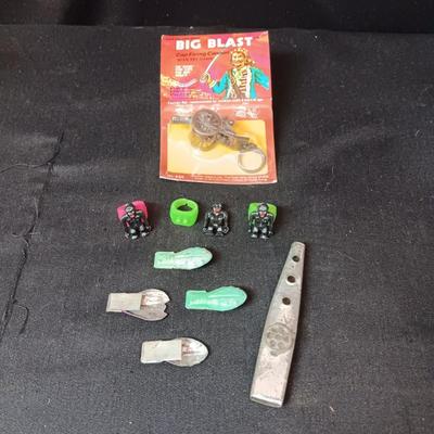 UNOPENED CAP FIRING CANON, METAL CLICKERS, PLASTIC RINGS W/REMOVABLE GORILLAS