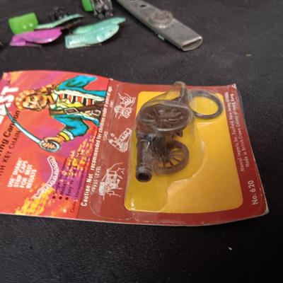 UNOPENED CAP FIRING CANON, METAL CLICKERS, PLASTIC RINGS W/REMOVABLE GORILLAS