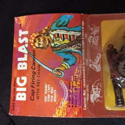 UNOPENED CAP FIRING CANON, METAL CLICKERS, PLASTIC RINGS W/REMOVABLE GORILLAS