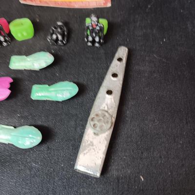 UNOPENED CAP FIRING CANON, METAL CLICKERS, PLASTIC RINGS W/REMOVABLE GORILLAS