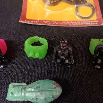 UNOPENED CAP FIRING CANON, METAL CLICKERS, PLASTIC RINGS W/REMOVABLE GORILLAS
