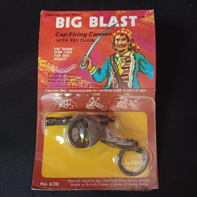 UNOPENED CAP FIRING CANON, METAL CLICKERS, PLASTIC RINGS W/REMOVABLE GORILLAS