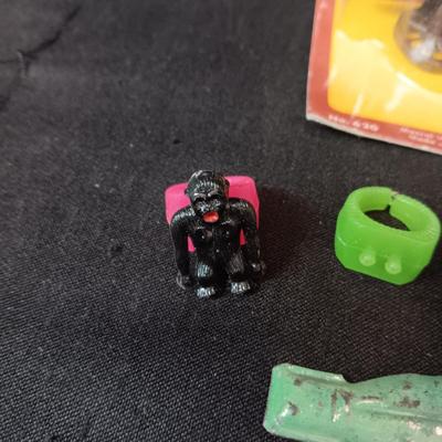 UNOPENED CAP FIRING CANON, METAL CLICKERS, PLASTIC RINGS W/REMOVABLE GORILLAS