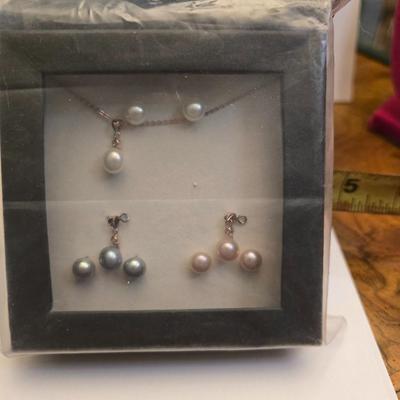 Necklace bracelet and earrings