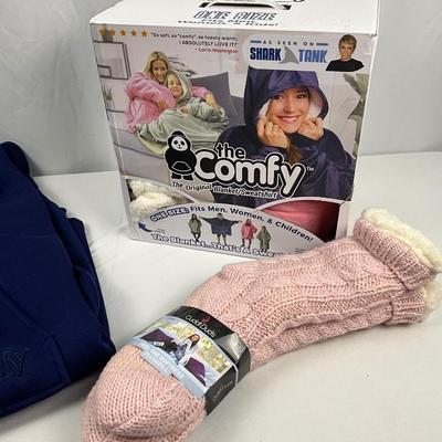 Lot H 305 New The Comfy Original Blanket Sweatshirt Cuddleduds Slipper Socks