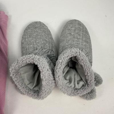 Lot I 307 Star Pajama Lot with Pair of Gray Slippers