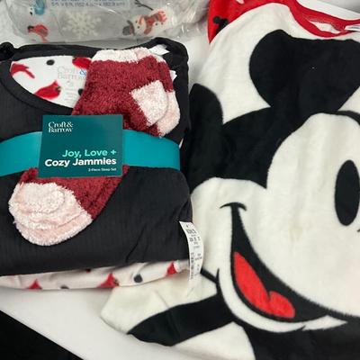 Lot I 309 Croft & Barrow Pajamas Disney Pajamas Snowman Throw Blanket