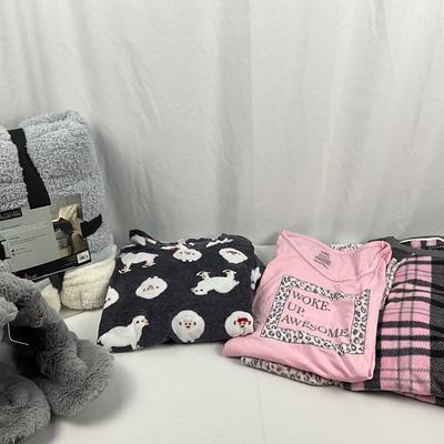 Lot I 308 Pajama Sets Slippers Cuddle Duds Throw Blanket