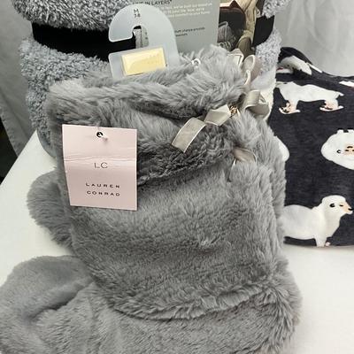 Lot I 308 Pajama Sets Slippers Cuddle Duds Throw Blanket