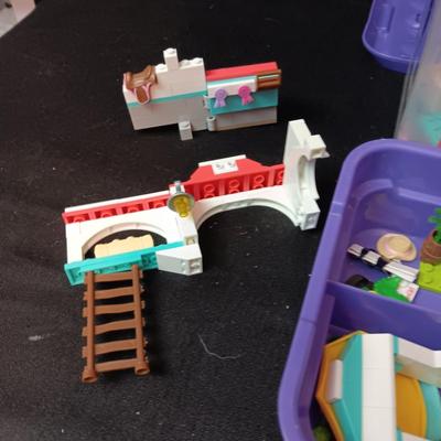 AMERICAN GIRL MEGA CONSTRUX "SAIGE'S PICNIC"
