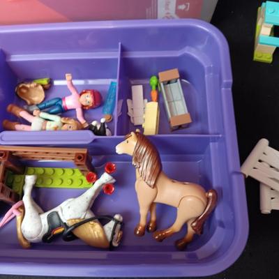 AMERICAN GIRL MEGA CONSTRUX "SAIGE'S PICNIC"