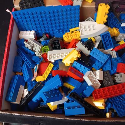 LARGE PILE OF ASSORTED LEGOS