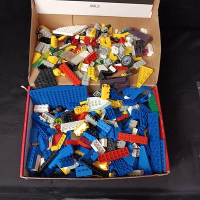 LARGE PILE OF ASSORTED LEGOS