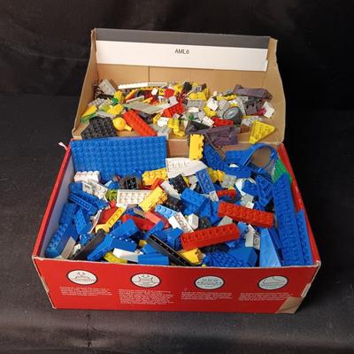 LARGE PILE OF ASSORTED LEGOS