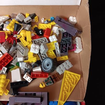 LARGE PILE OF ASSORTED LEGOS