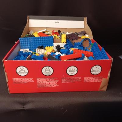 LARGE PILE OF ASSORTED LEGOS