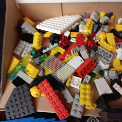LARGE PILE OF ASSORTED LEGOS