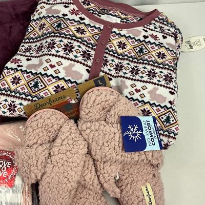 Lot I 310 Secret Treasures Pajamas Jenni Pajamas Dearfoam Slippers and Throw Blanket