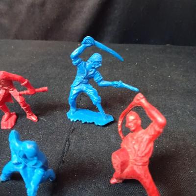 DETAILED, FREESTANDING TOY PIRATE FIGURES
