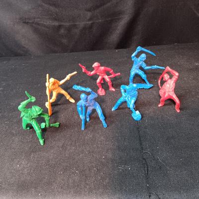DETAILED, FREESTANDING TOY PIRATE FIGURES