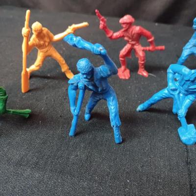 DETAILED, FREESTANDING TOY PIRATE FIGURES