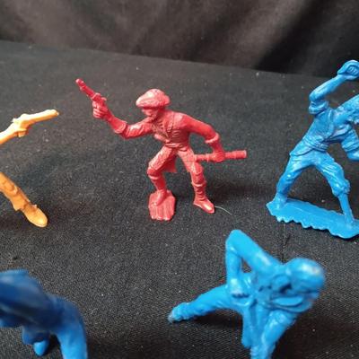 DETAILED, FREESTANDING TOY PIRATE FIGURES
