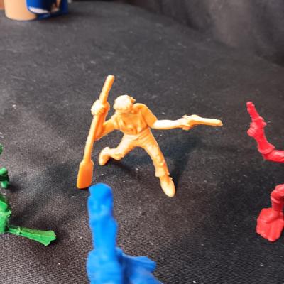 DETAILED, FREESTANDING TOY PIRATE FIGURES
