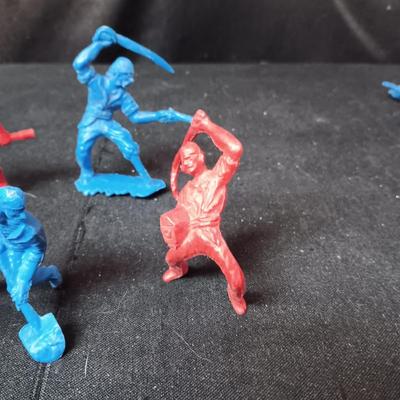 DETAILED, FREESTANDING TOY PIRATE FIGURES