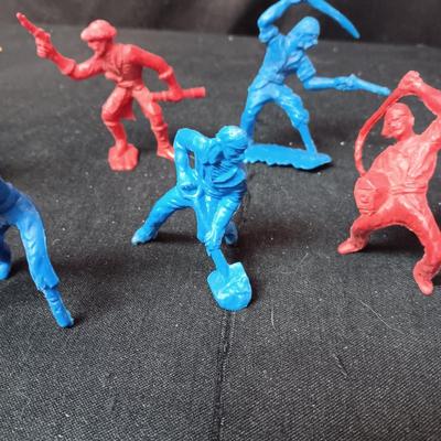 DETAILED, FREESTANDING TOY PIRATE FIGURES