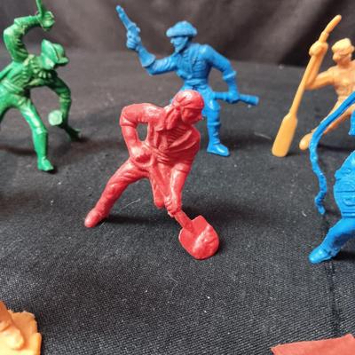 DETAILED, FREESTANDING TOY PIRATE FIGURES