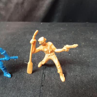 DETAILED, FREESTANDING TOY PIRATE FIGURES