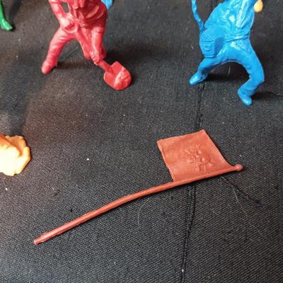 DETAILED, FREESTANDING TOY PIRATE FIGURES
