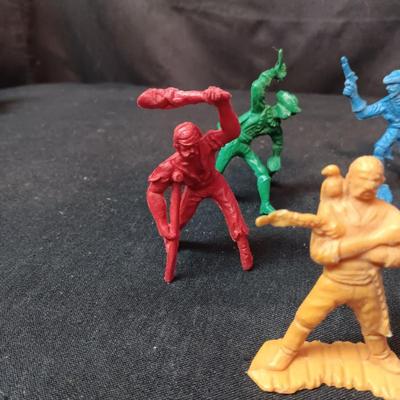 DETAILED, FREESTANDING TOY PIRATE FIGURES