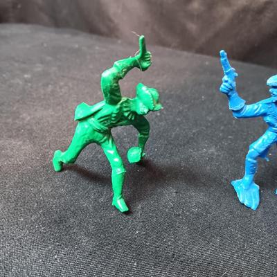 DETAILED, FREESTANDING TOY PIRATE FIGURES
