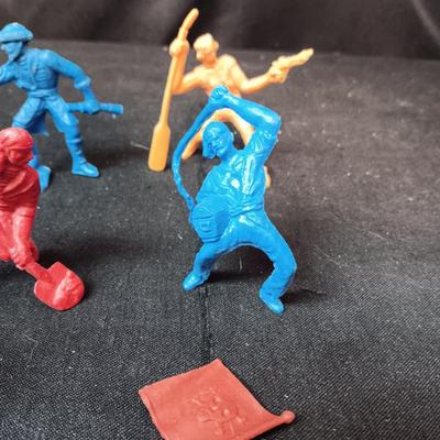DETAILED, FREESTANDING TOY PIRATE FIGURES