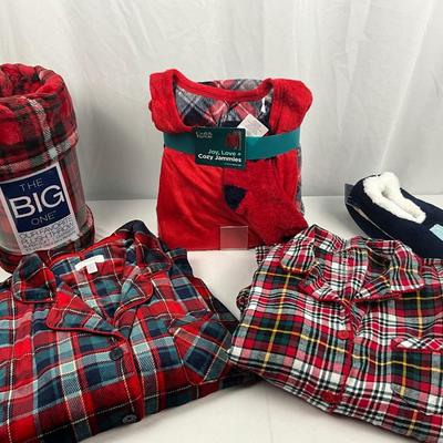 Lot I 311 Croft & Barrow Pajamas Secret Treasures Pajamas Slippers and Throw Blanket