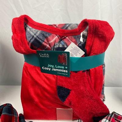Lot I 311 Croft & Barrow Pajamas Secret Treasures Pajamas Slippers and Throw Blanket