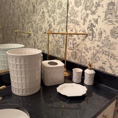 381 Set of Six Pieces of Bathroom Decor