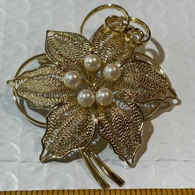 Vintage Filigreed Gold-tone Cultured Pearl Fashion Pin/Brooch in VG Preowned Condition as Pictured.