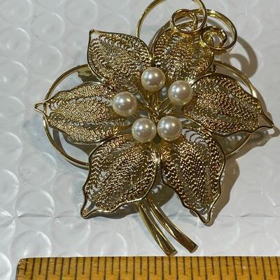 Vintage Filigreed Gold-tone Cultured Pearl Fashion Pin/Brooch in VG Preowned Condition as Pictured.