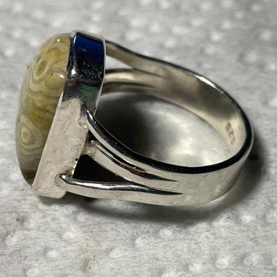 VINTAGE PREOWNED STERLING SILVER AGATE RING SIZE 8.25 IN VERY GOOD CONDITION. FREE DOMESTIC SHIPPING.