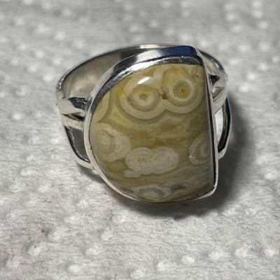VINTAGE PREOWNED STERLING SILVER AGATE RING SIZE 8.25 IN VERY GOOD CONDITION. FREE DOMESTIC SHIPPING.