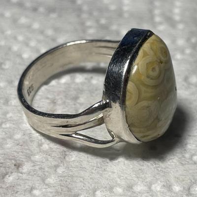 VINTAGE PREOWNED STERLING SILVER AGATE RING SIZE 8.25 IN VERY GOOD CONDITION. FREE DOMESTIC SHIPPING.
