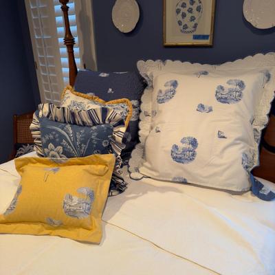 426 White MALABAR GROVE Queen Bedding with Bedskirt and Accent Pillows