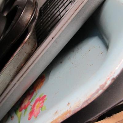 Assortment Of Baking Pans & Sheets